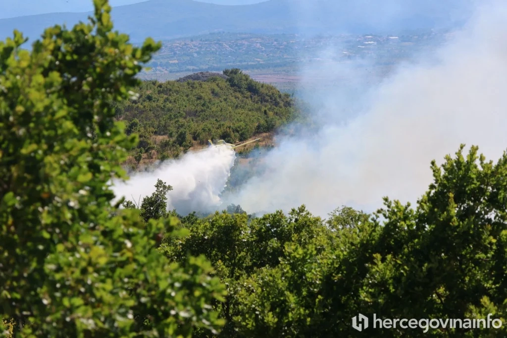 Veliki požar između Stoca i Mostara: Vatra gori na miniranom terenu, Air Tractor spašava kuće u RS